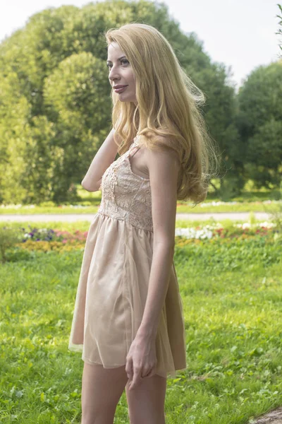 Junge Schöne Blonde Frau Einem Schönen Kleid Einem Sommerpark — Stockfoto