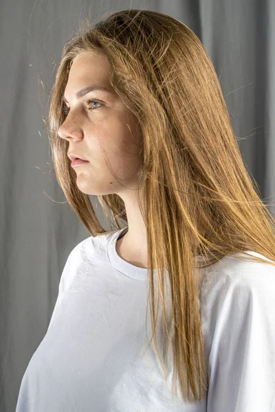 Beyaz Bir Gömlek Çıplak Ayakla Uzun Saçlı Genç Güzel Kız — Stok fotoğraf