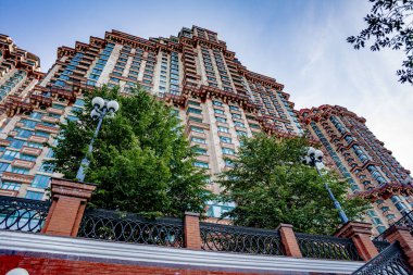 Moskova 'da birinci sınıf modern çok katlı bir konut binasının cephesi.