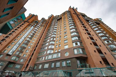 Moskova 'da birinci sınıf modern çok katlı bir konut binasının cephesi.