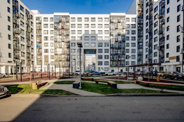 Moskova 'da birinci sınıf modern çok katlı bir konut binasının cephesi.