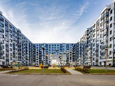 Moskova 'da birinci sınıf modern çok katlı bir konut binasının cephesi.