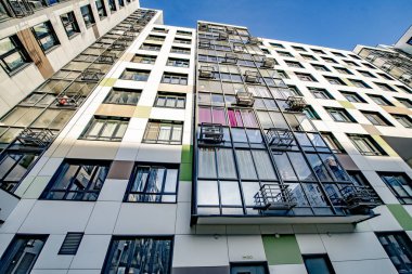 Moskova 'da birinci sınıf modern çok katlı bir konut binasının cephesi.