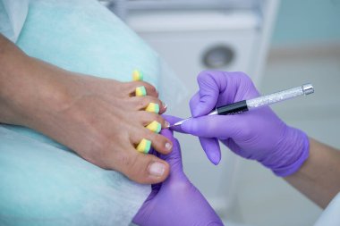 İşte manikür ve pedikür.