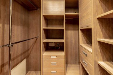 Dolaplar ve raflar soyunma odasında.