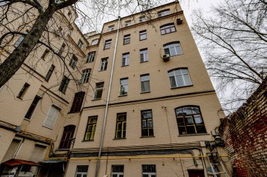 Bulutlu bir kış gününde Moskova 'nın merkezindeki sokakların ve evlerin panoramik manzarası