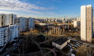 Moskova 'nın eteklerinde sokakları ve evleri olan yeni bölgelerin panoramik manzarası
