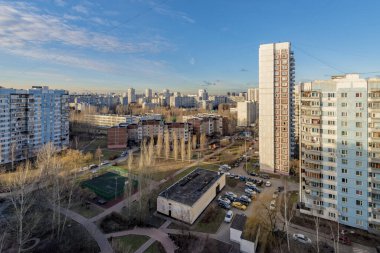 Moskova 'nın eteklerinde sokakları ve evleri olan yeni bölgelerin panoramik manzarası