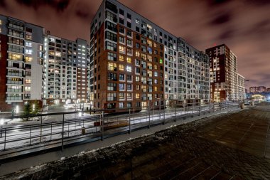 Moskova 'nın eteklerinde sokakları ve evleri olan yeni bölgelerin panoramik manzarası