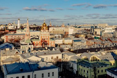Bulutlu bir kış gününde Moskova 'nın merkezindeki sokakların ve evlerin panoramik manzarası
