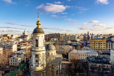 Bulutlu bir kış gününde Moskova 'nın merkezindeki sokakların ve evlerin panoramik manzarası
