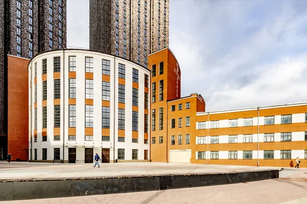 Nowoczesny Wielokondygnacyjny Budynek Nowej Dzielnicy Moskwy Wiosenny Dzień — Zdjęcie stockowe