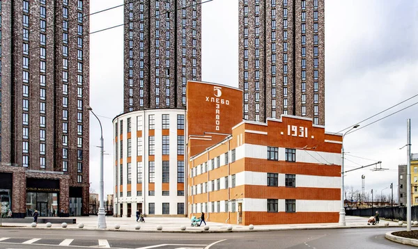 春の日にモスクワの新しい地区に近代的な多階建ての建物 — ストック写真
