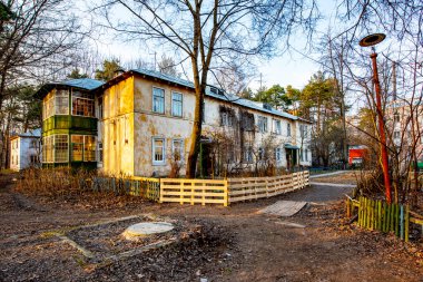 Bir Rus eyaletinde bahar günü iki katlı eski evler.