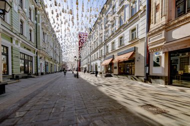 MOSCOW, RUSSIA - Koronovirüs covid-19 salgını sırasında 20 Nisan 2020 Moskova 'nın ıssız sokakları