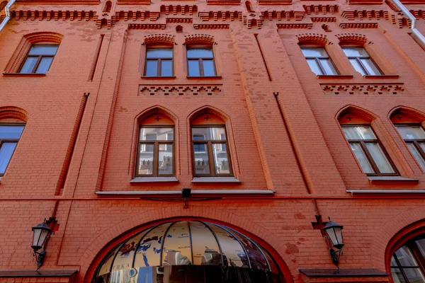 Fassade Eines Alten Backsteingebäudes Mit Fenstern Moskau Einem Klaren Tag — Stockfoto