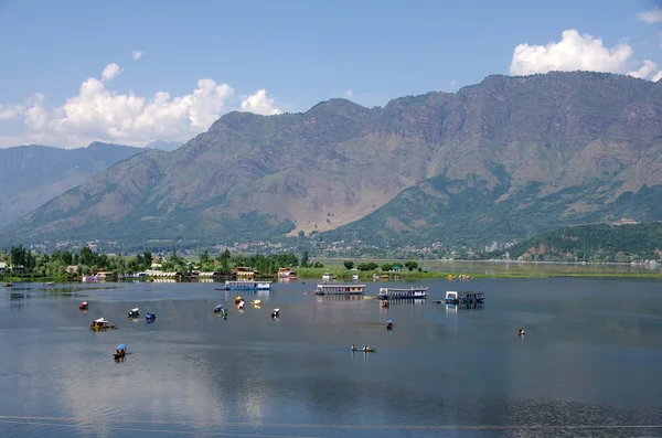 Jezioro w Srinagar w Kaszmir, Indie — Zdjęcie stockowe