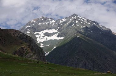 Sonamarg ve Kargil Ladakh, Hindistan arasında peyzaj