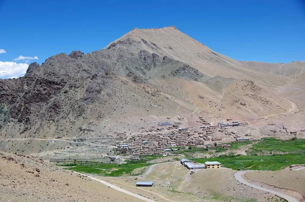 Traditionelles Dorf in der Nähe von kargil in ladakh, Indien — Stockfoto