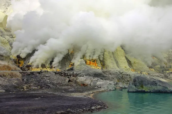Θειούχες Αναθυμιάσεις Στον Κρατήρα Του Ηφαιστείου Kawah Ijen Στο Νησί — Φωτογραφία Αρχείου