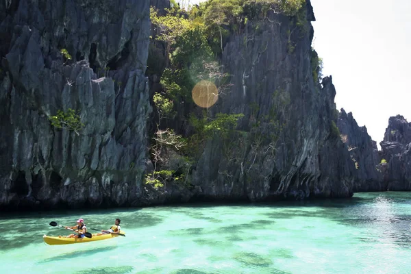 Touristen erkunden el nido palawan mit dem Kajak — Stockfoto