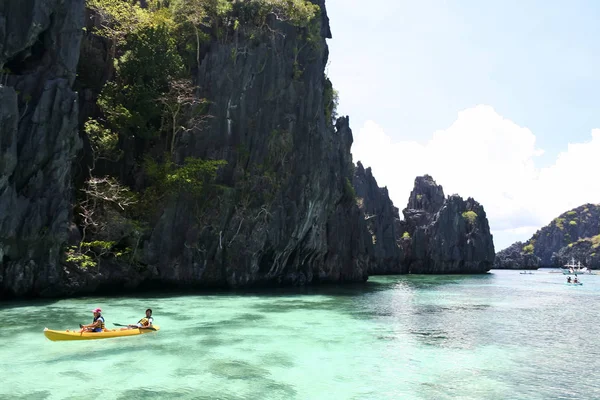 Touristes explorant el nido palawan en kayak — Photo