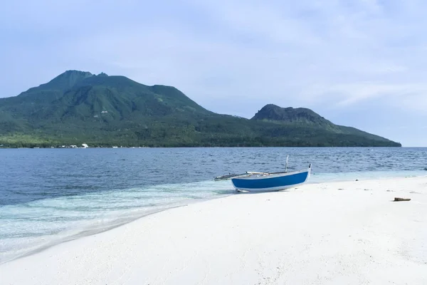 Banka op wit strand camiguin island Stockfoto