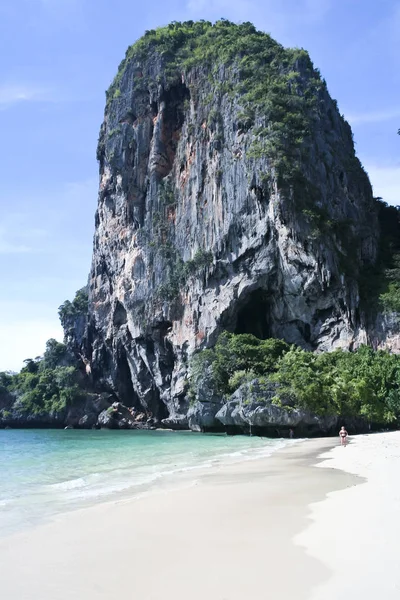 Spiaggia ferroviaria formazioni carsiche krabi thailandia — Foto Stock