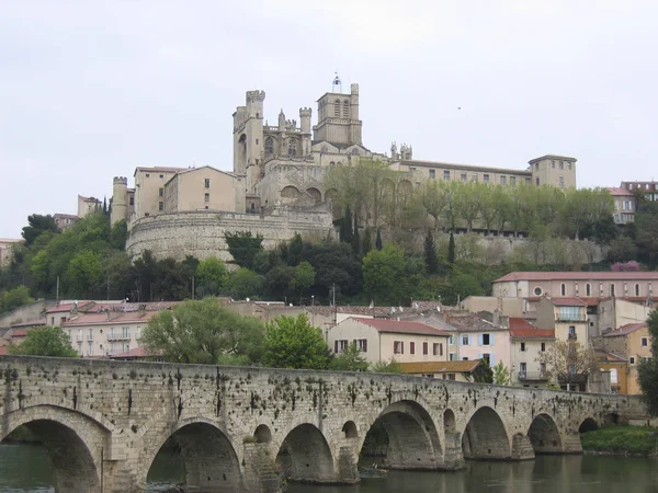 De rivier van de kathedraal van Saint Nazaire Ob Beziers Rechtenvrije Stockfoto's