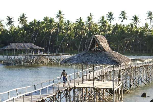 Surfista caminando con tabla de surf siargao philippines — Foto de Stock