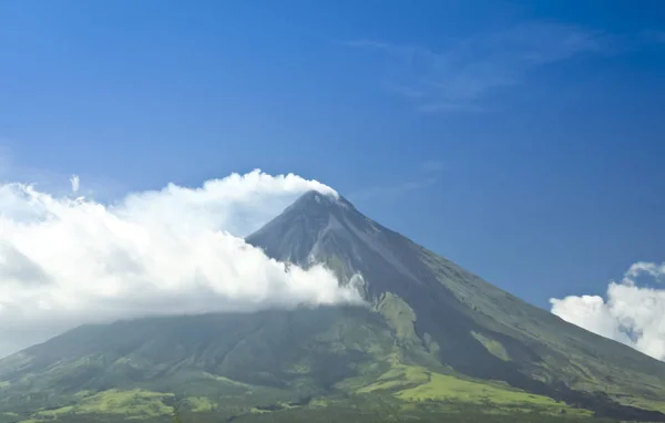 积极的马荣火山菲律宾 — 图库照片