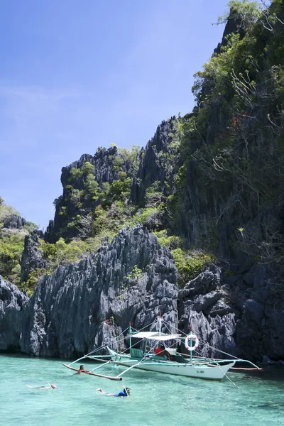 Эль-Нидо туристический палаван для подводного плавания — стоковое фото