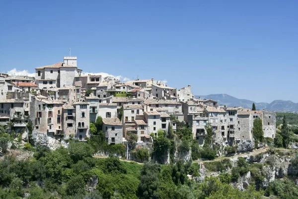 Maisons à flanc de colline au sud de la France — Photo