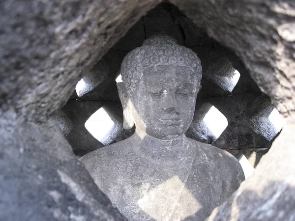 Будда на вершине храма Боробудур java indonesia — стоковое фото