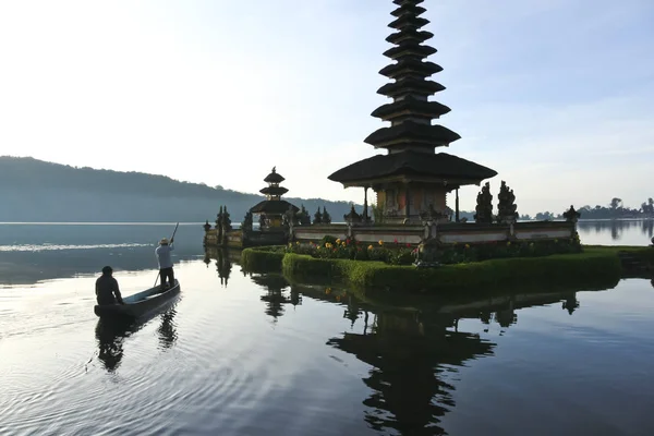 Pura фоні тропічних пейзажів поблизу Danu води храм озеро brataan Балі — стокове фото
