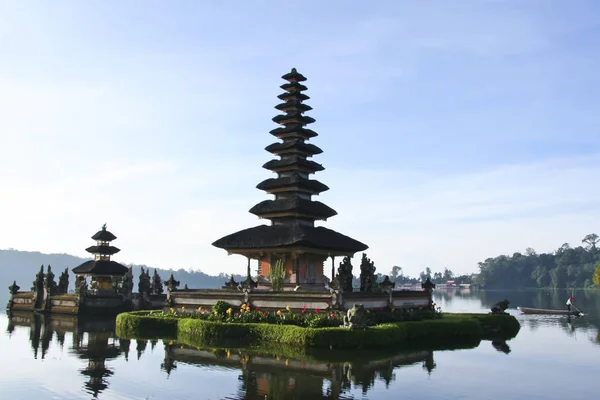 Pura Ulun Danu vatten templet sjön brataan bali — Stockfoto