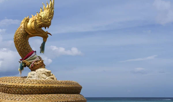 Gouden naga karon beach phuket achtergrond — Stockfoto