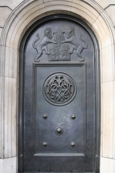 Bank van Engeland front foor decoratie Londen uk — Stockfoto