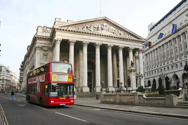 Royal exchange red bus threadneedle street london uk — Stock Photo, Image