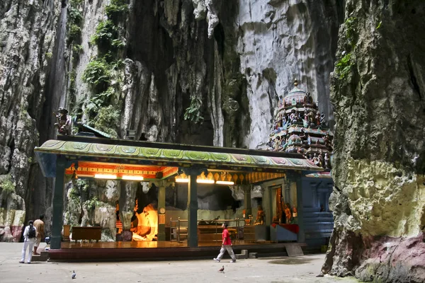 Orang-orang di dalam gua batu kuil Kuala Lumpur — Stok Foto