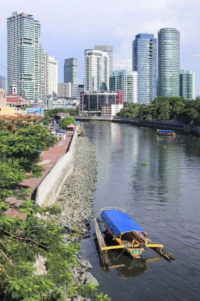 Passagerare ferrys passerar pasig floden Rockwell Manila Royaltyfria Stockbilder