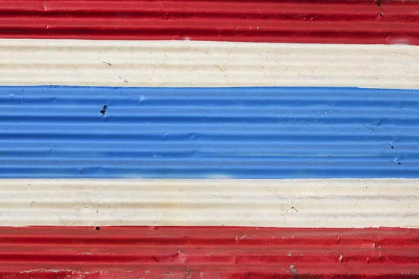 Bandera tailandesa pintada en pared de metal corrugado —  Fotos de Stock