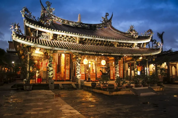 Templo Dalongdong Baoan en la noche lluviosa Tapei Taiwán Fotos De Stock