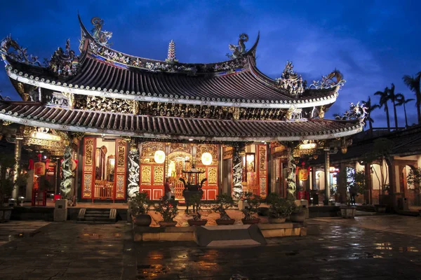 Dalongdong Baoan tempel op regenachtige nacht Tapei Taiwan Rechtenvrije Stockfoto's