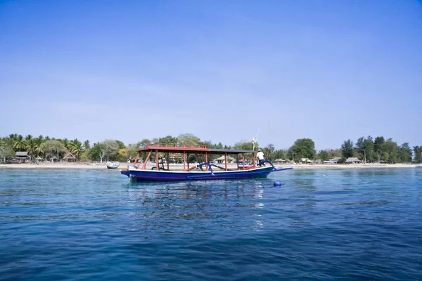 Outriiger barco de mergulho gili ilha indonésia ar — Fotografia de Stock