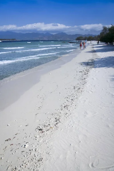 Pareja caminando gili trawangan playa indonesia — Foto de Stock