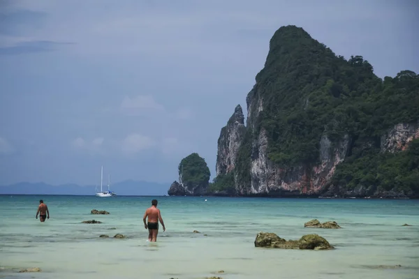 Deniz koh phi phi Tayland insanlar — Stok fotoğraf