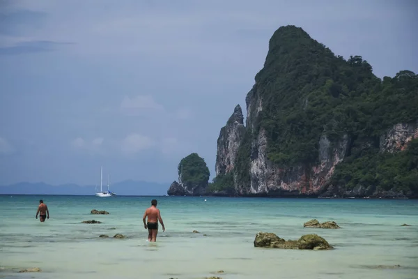 Gente en el mar koh phi phi thailand — Foto de Stock