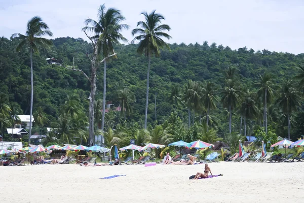People sunbathing on koh phi phi beach — Stock Photo, Image