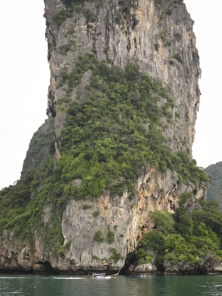 Longtail hajóval és kajak krabi tengerpart Jogdíjmentes Stock Fotók